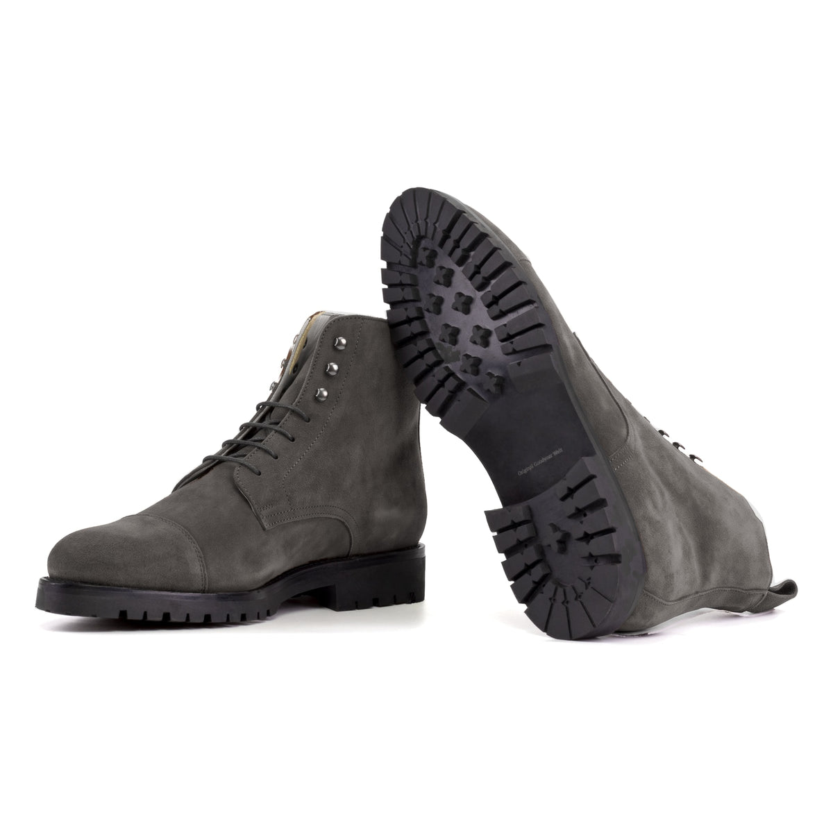 Bottines Bout Droit en daim gris : une bottine couchée montre la semelle