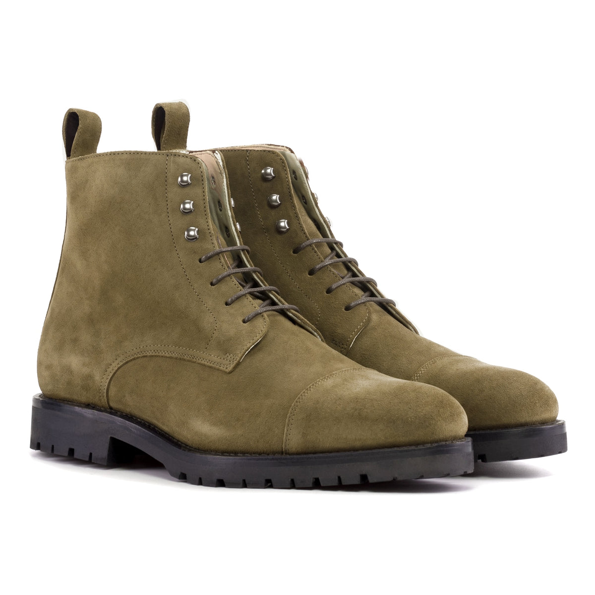 Bottines Bout Droit en daim kaki, vue de trois quarts avant