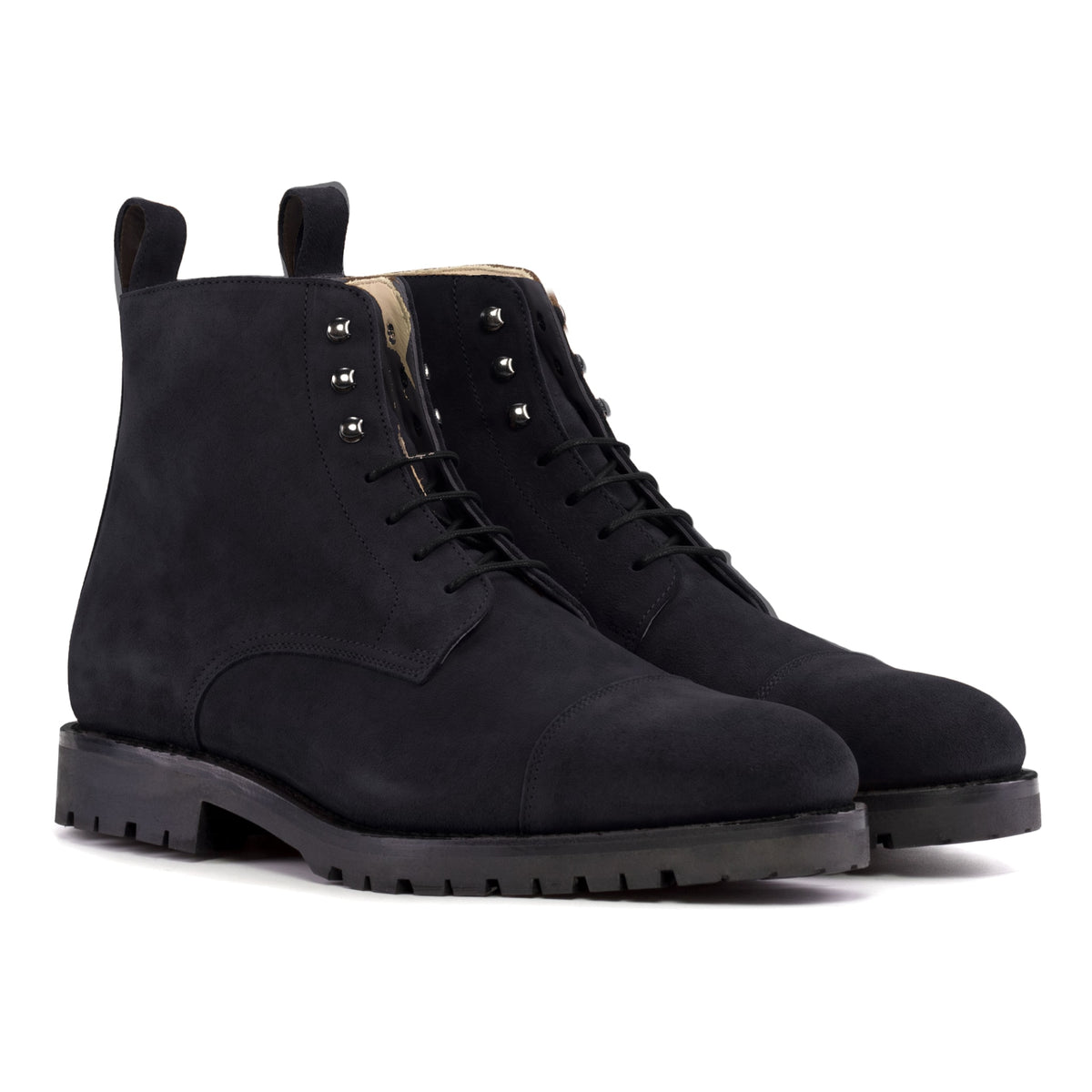 Bottines Bout Droit en daim noir, vue de trois quarts avant