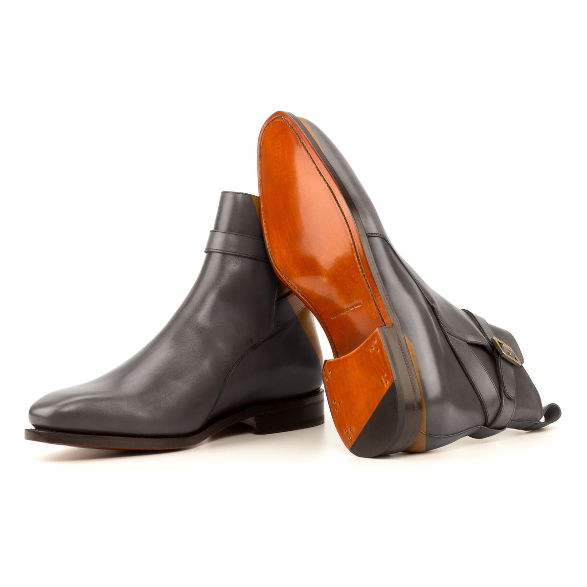 Bottines Jodhpur en cuir teinté main gris : une bottine couchée montre la semelle