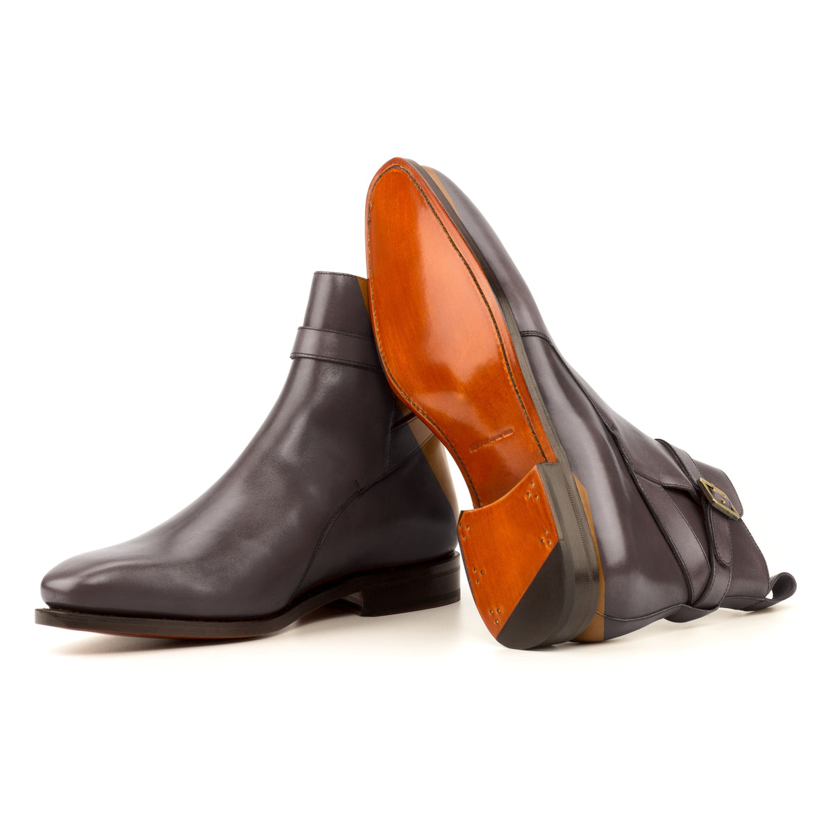 Bottines Jodhpur en cuir teinté main marron foncé : une bottine couchée montre la semelle