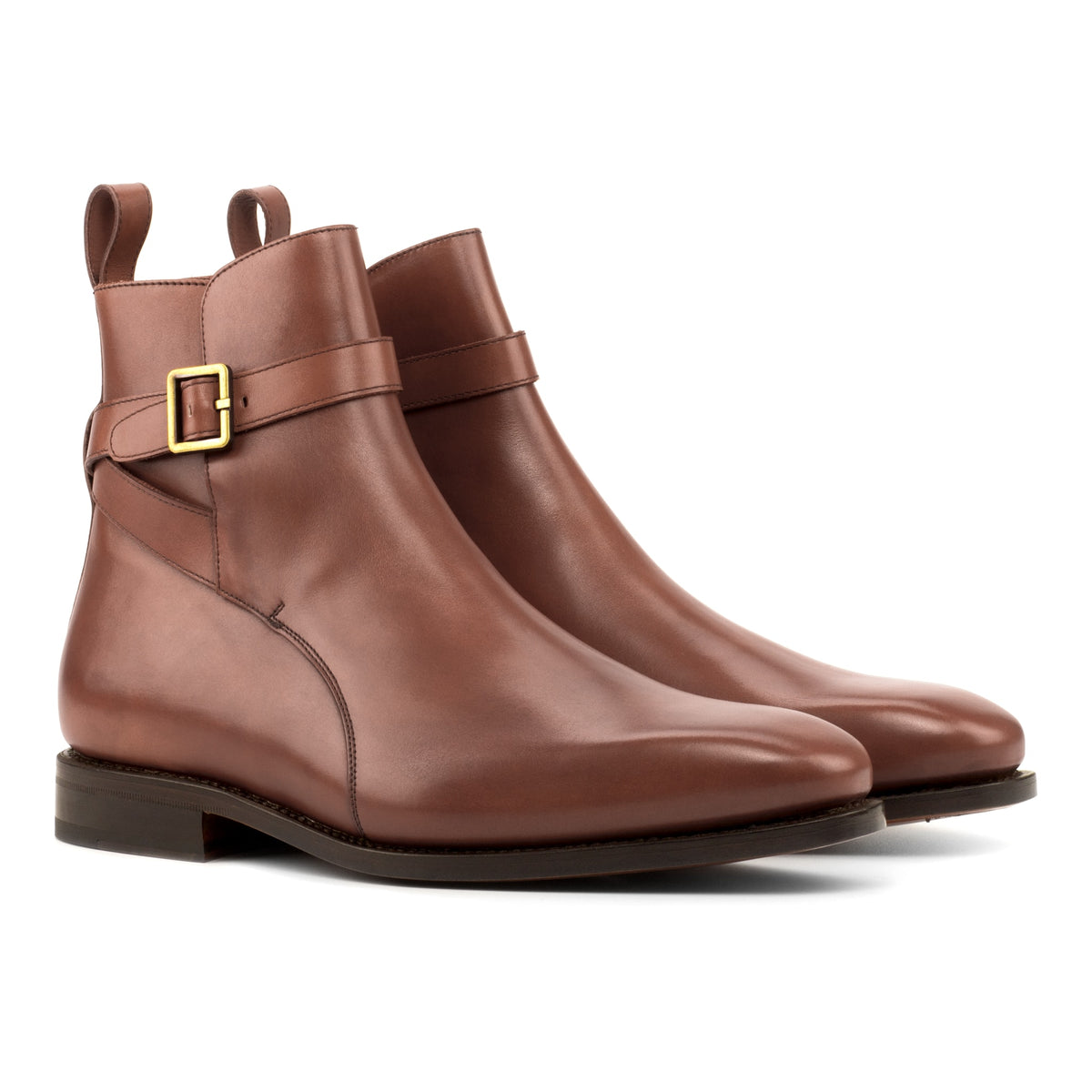Bottines Jodhpur en cuir teinté main marron moyen, vue de trois quarts avant