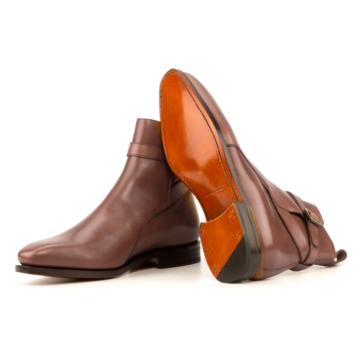 Bottines Jodhpur en cuir teinté main marron moyen : une bottine couchée montre la semelle