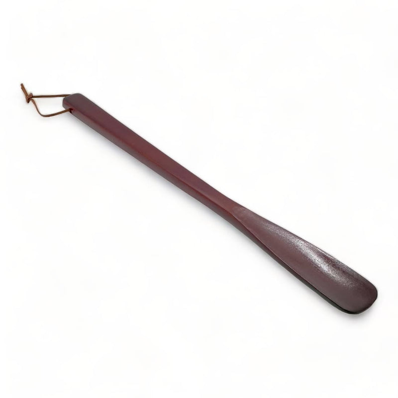 Chausse-pied en bois laqué rouge avec son lacet de cuir, vue 2