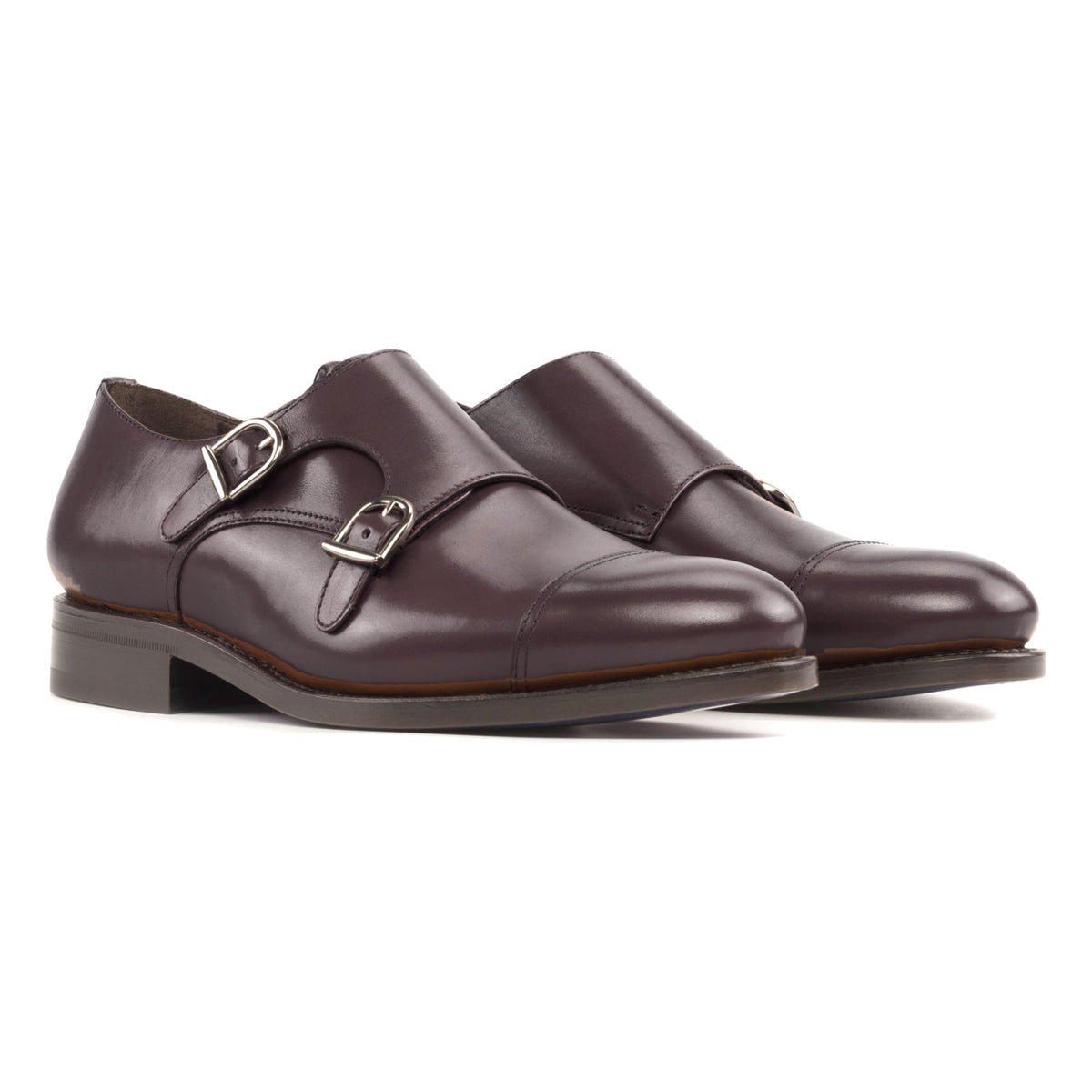 Chaussure double boucle en cuir bordeaux, la paire vue de trois quarts avant