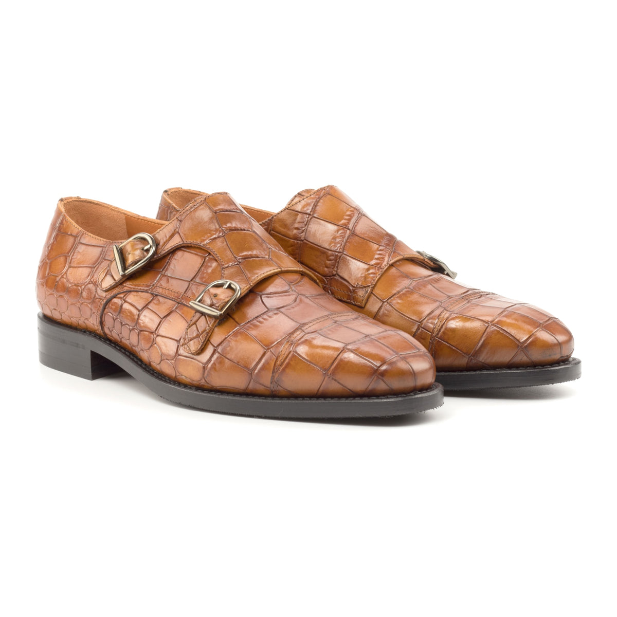 Chaussure double boucle en cuir croco cognac, la paire vue de trois quarts avant
