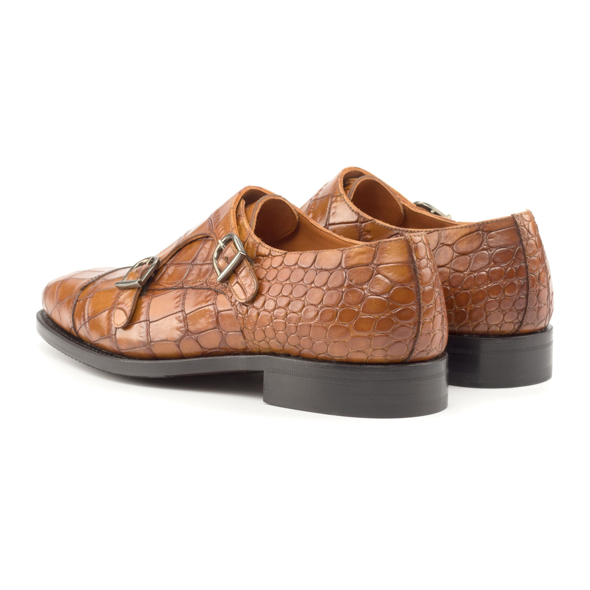 Chaussure double boucle en cuir croco cognac, la paire vue de trois quarts arrière