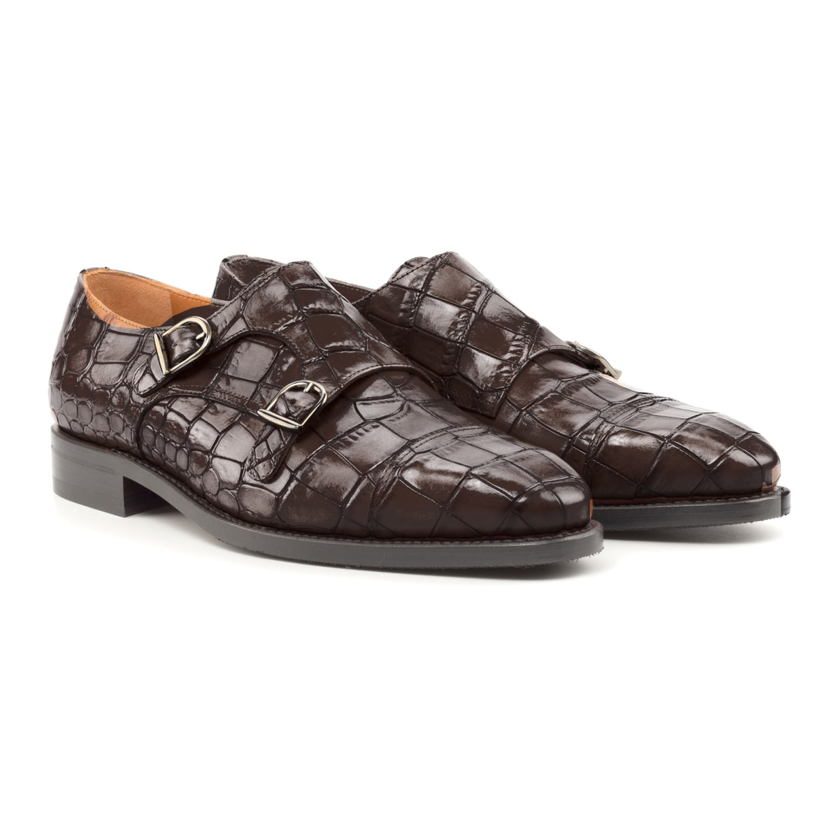 Chaussure double boucle en cuir croco marron foncé, la paire vue de trois quarts avant