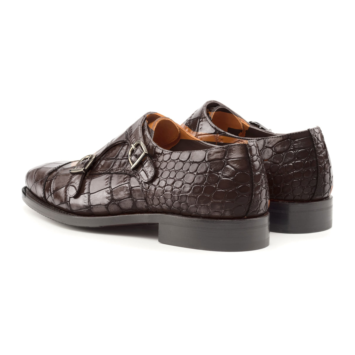 Chaussure double boucle en cuir croco marron foncé, la paire vue de trois quarts arrière