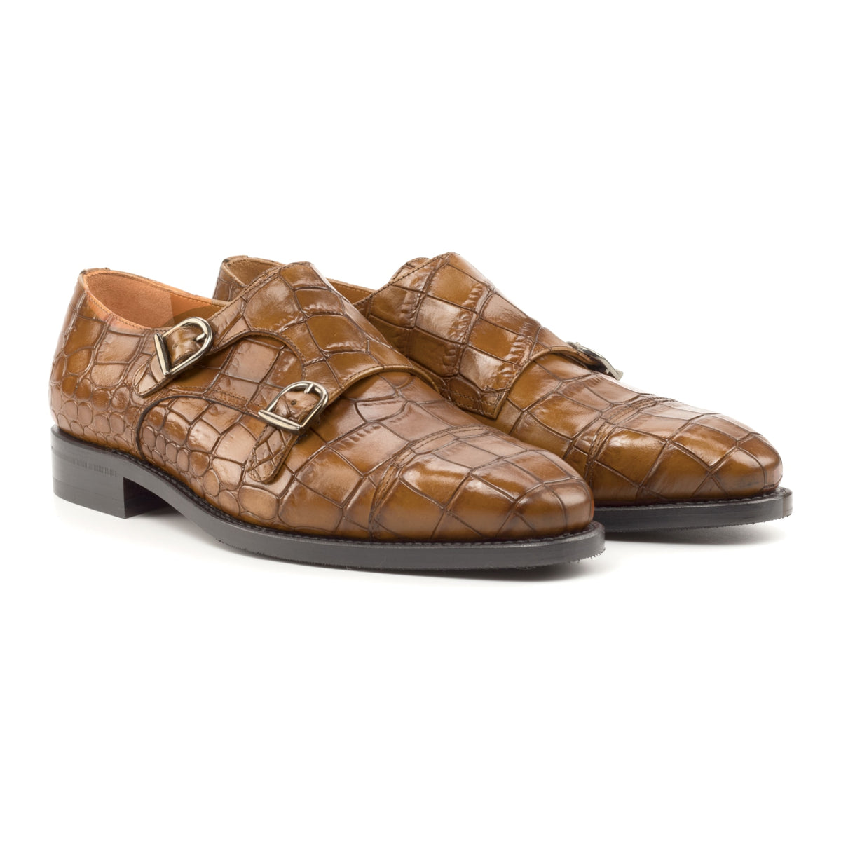 Chaussure double boucle en cuir croco marron moyen, la paire vue de trois quarts avant