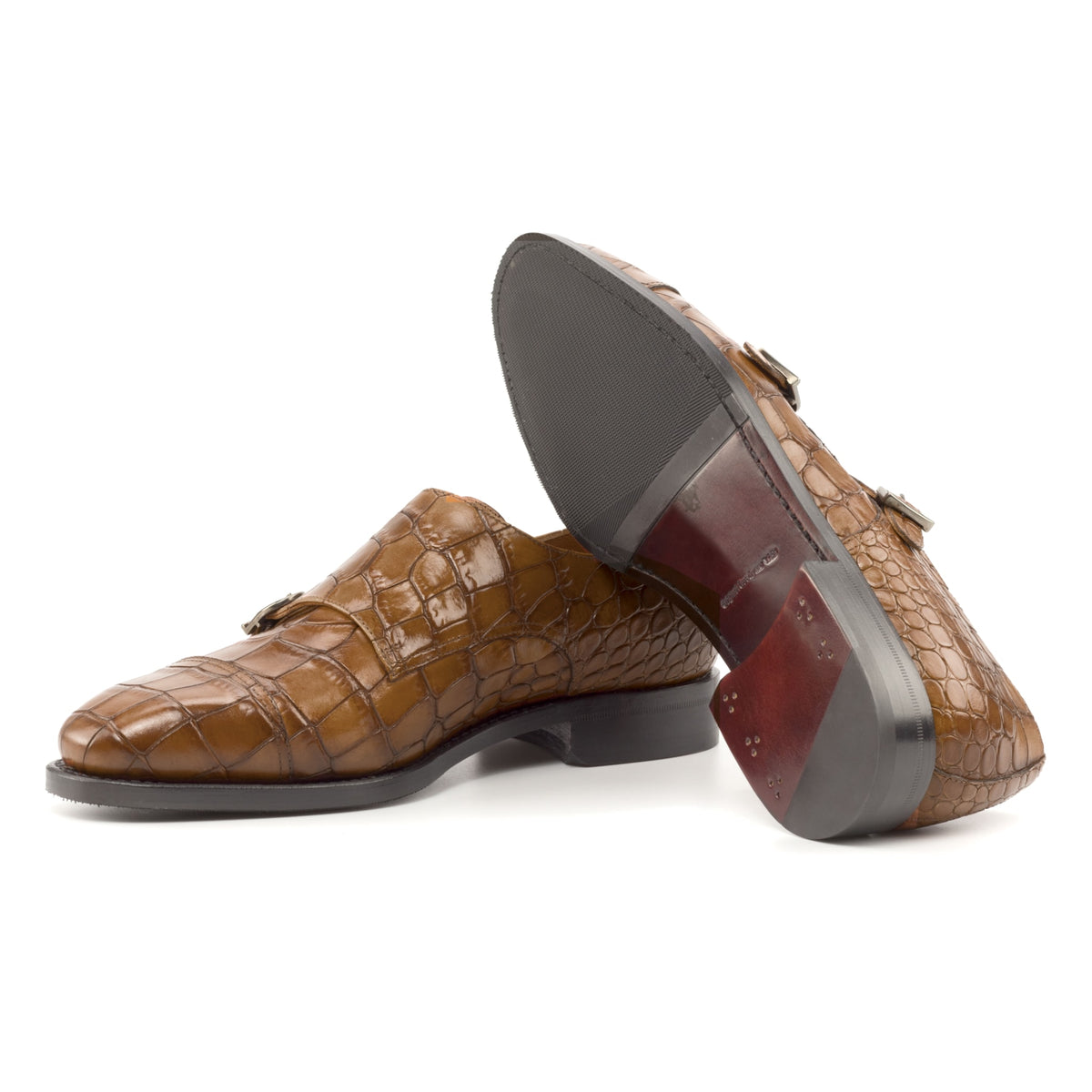 Chaussure double boucle en cuir croco marron moyen : une chaussure debout, l’autre couchée montre sa semelle