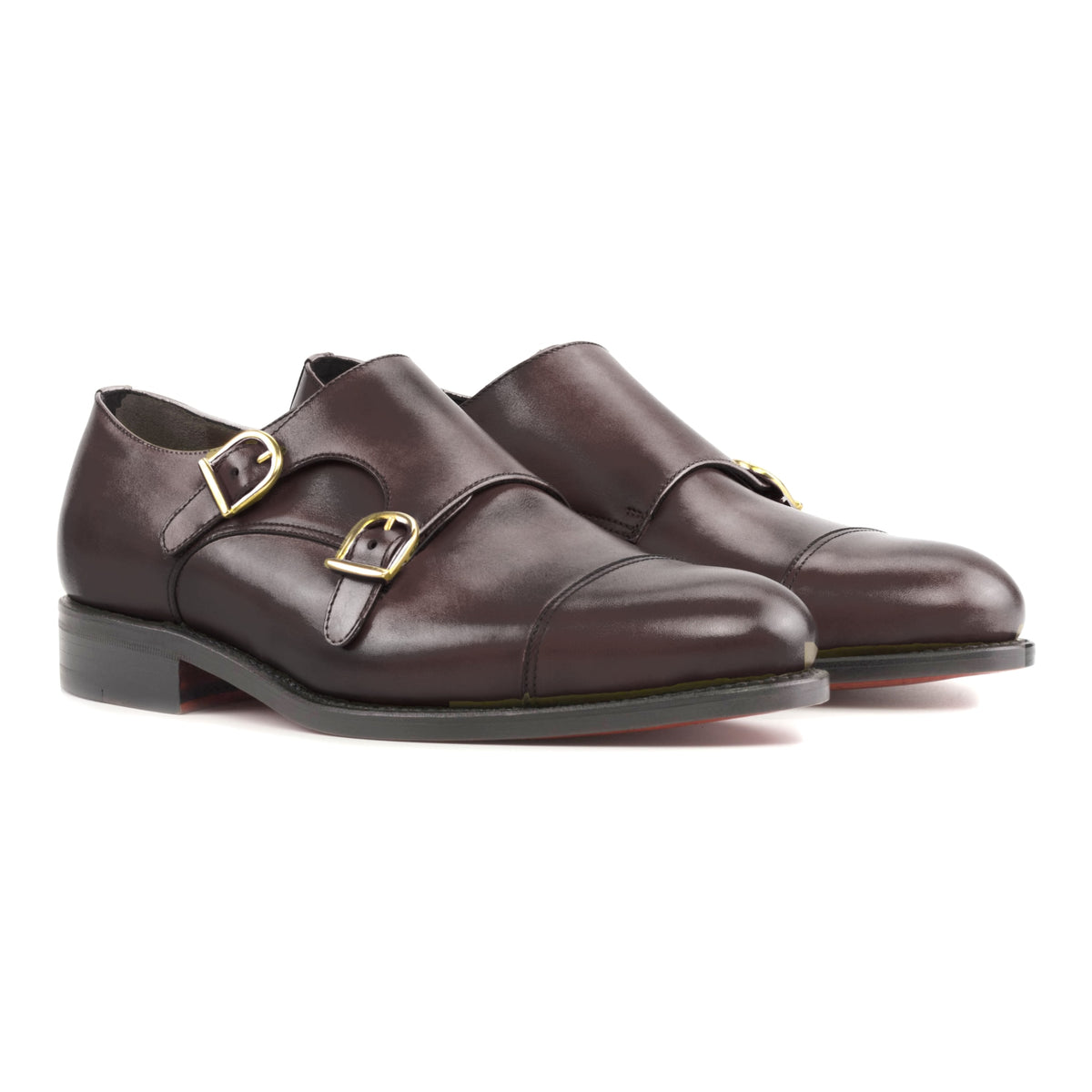 Chaussure double boucle en cuir teinté main marron foncé, la paire vue de trois quarts avant