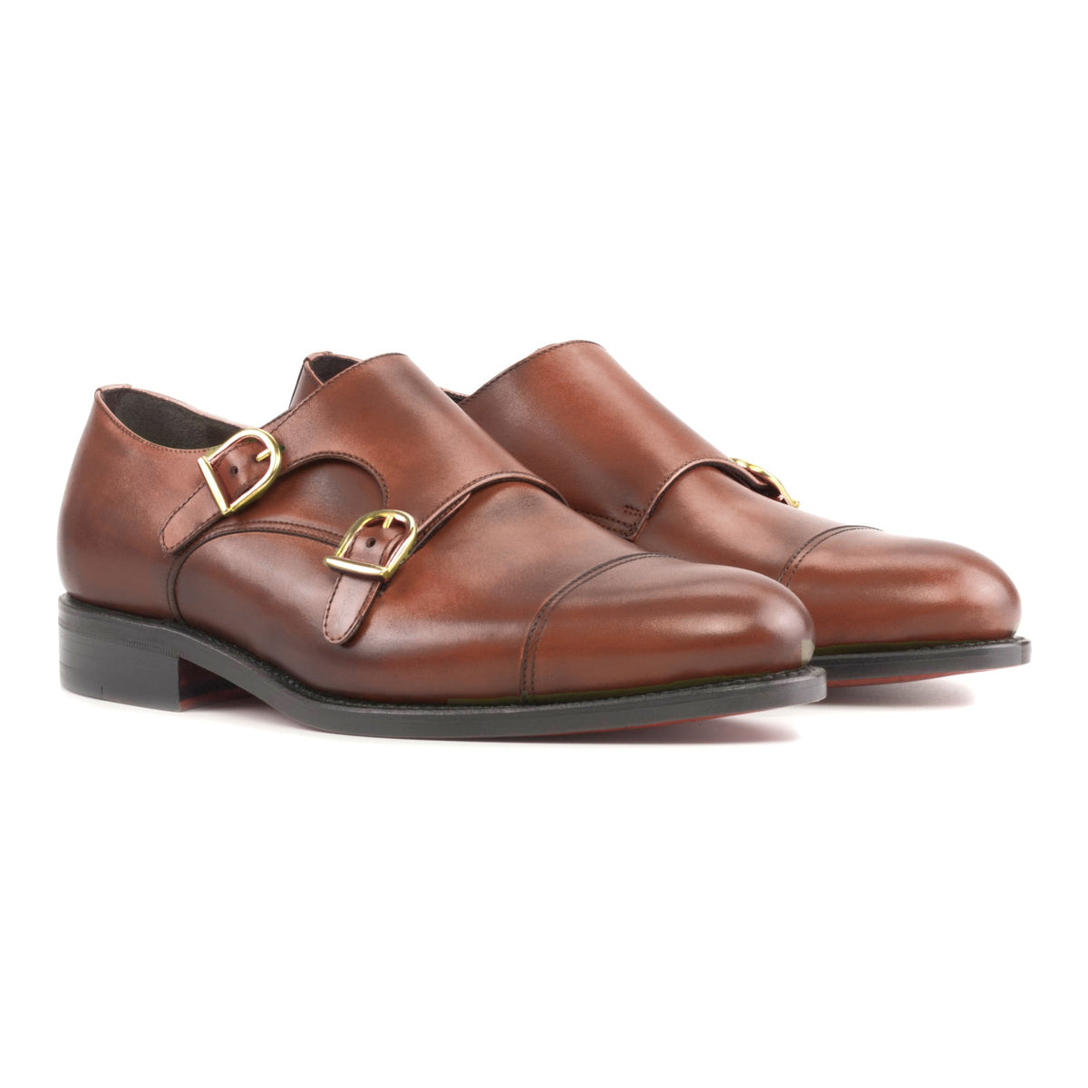 Chaussure double boucle en cuir teinté main marron moyen, la paire vue de trois quarts avant