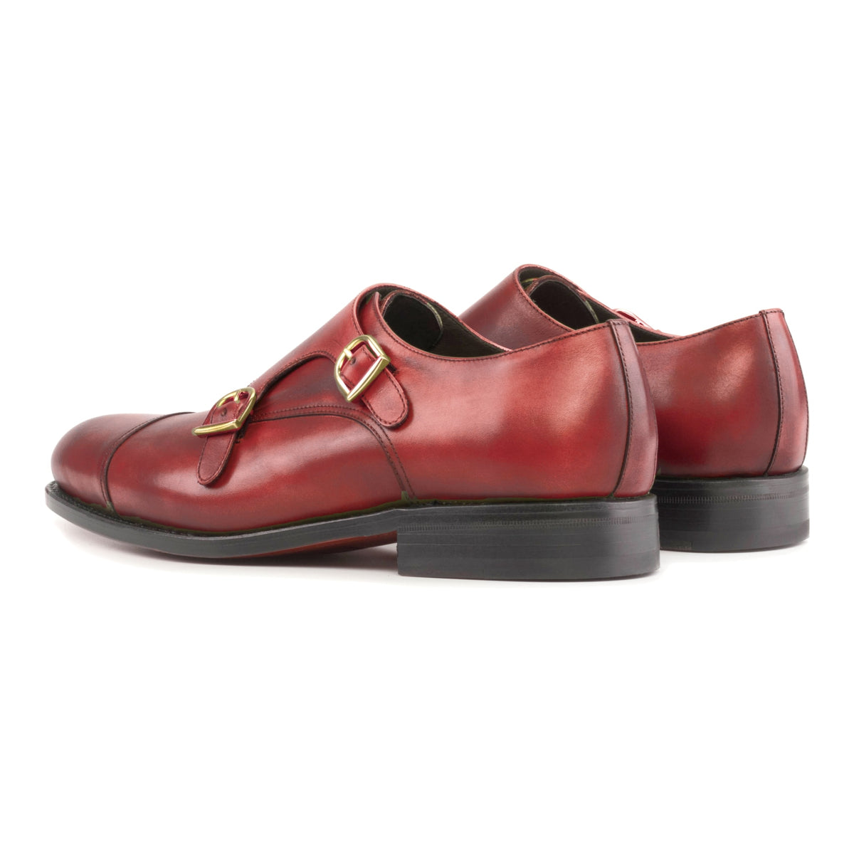 Chaussure double boucle en cuir teinté main rouge, la paire vue de trois quarts arrière