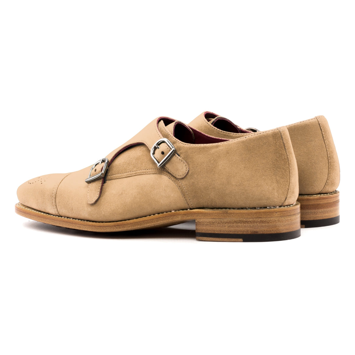 Chaussure double boucle en daim de chevreau camel, la paire vue de trois quarts arrière