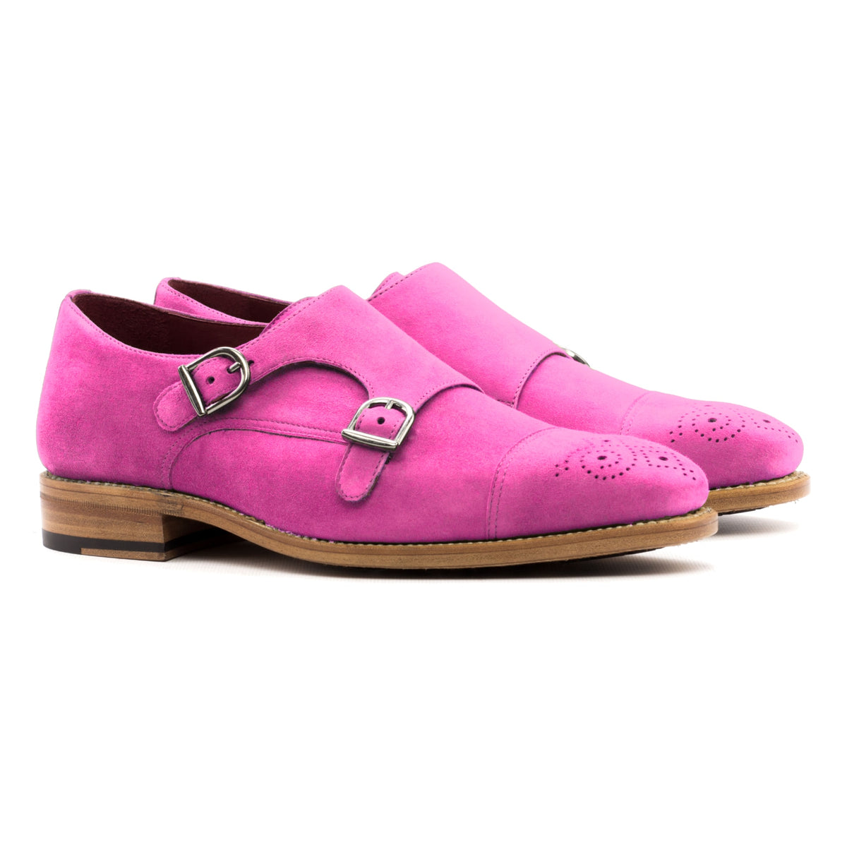 Chaussure double boucle en daim de chevreau fuchsia, la paire vue de trois quarts avant