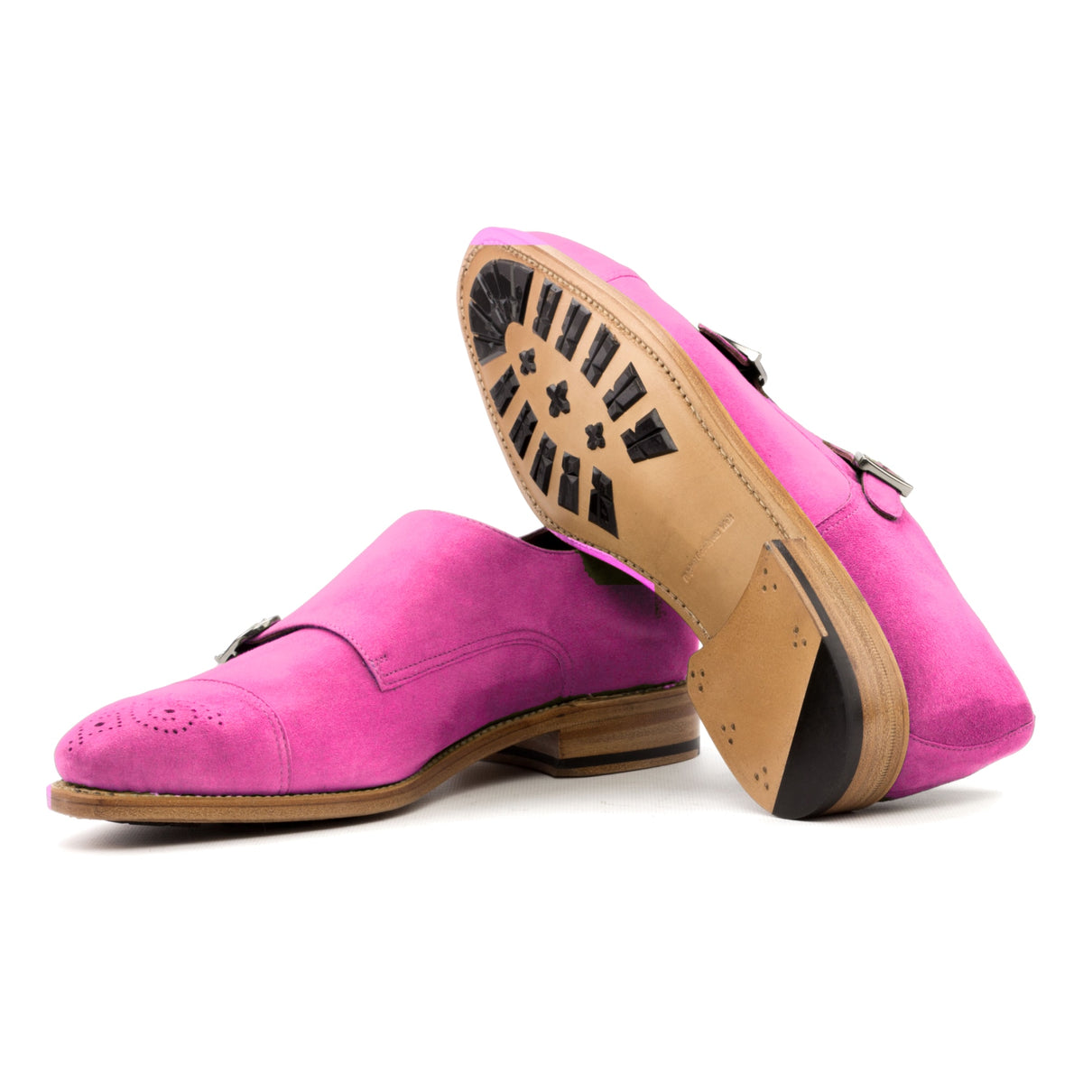 Chaussure double boucle en daim de chevreau fuchsia : une chaussure debout, l’autre couchée montre sa semelle