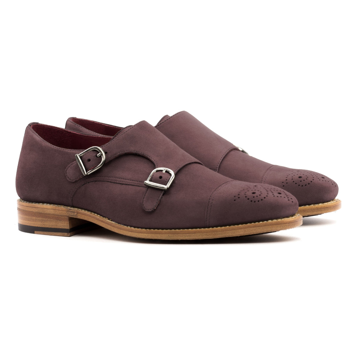 Chaussure double boucle en daim de chevreau marron, la paire vue de trois quarts avant