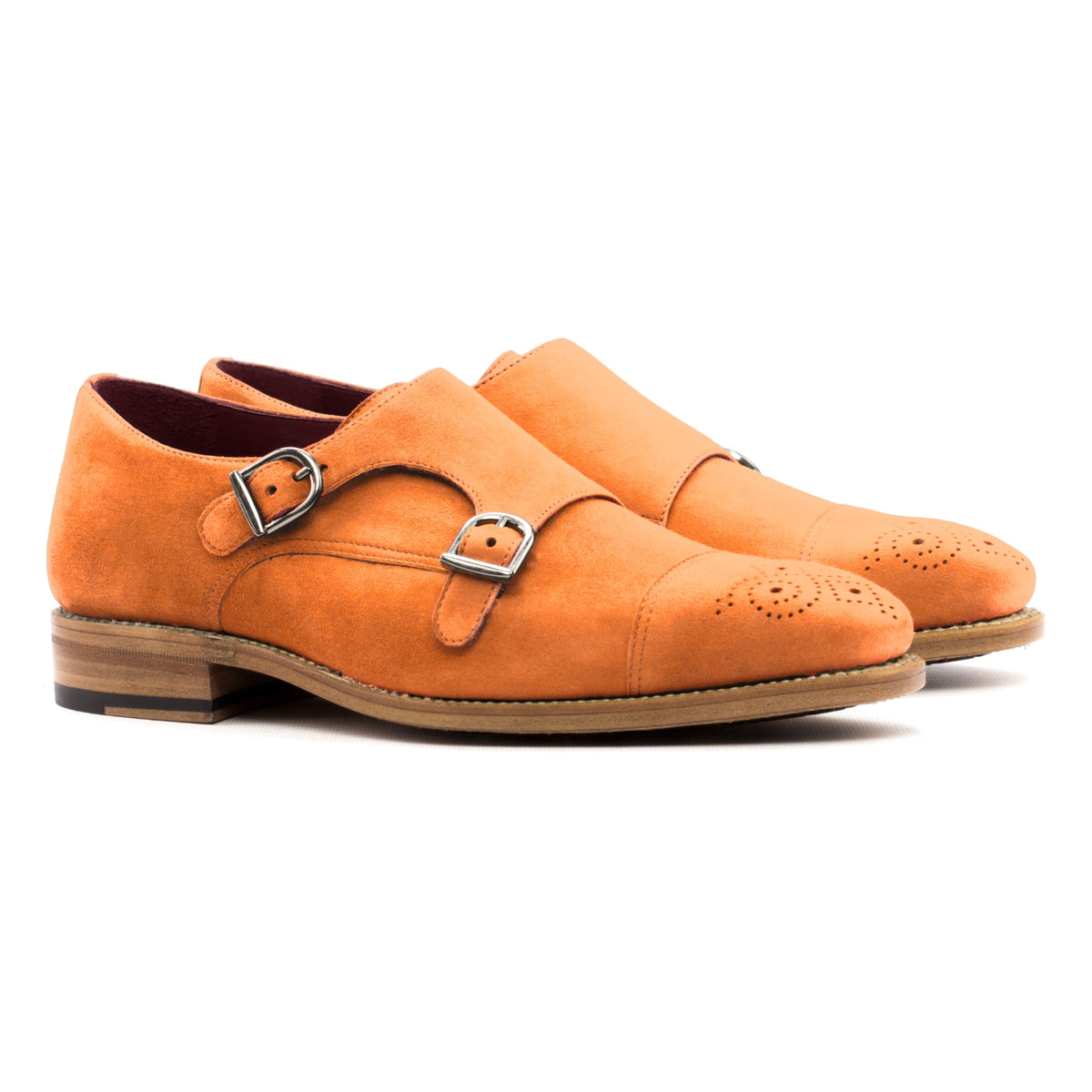 Chaussure double boucle en daim de chevreau orange, la paire vue de trois quarts avant