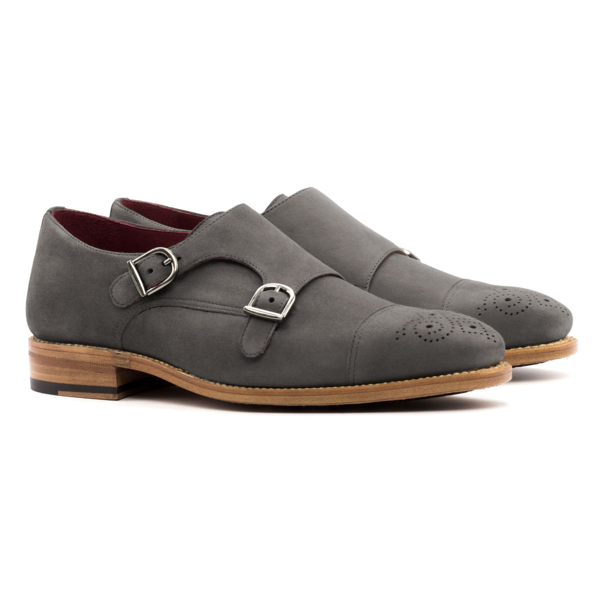 Chaussure double boucle en daim gris, la paire vue de trois quarts avant