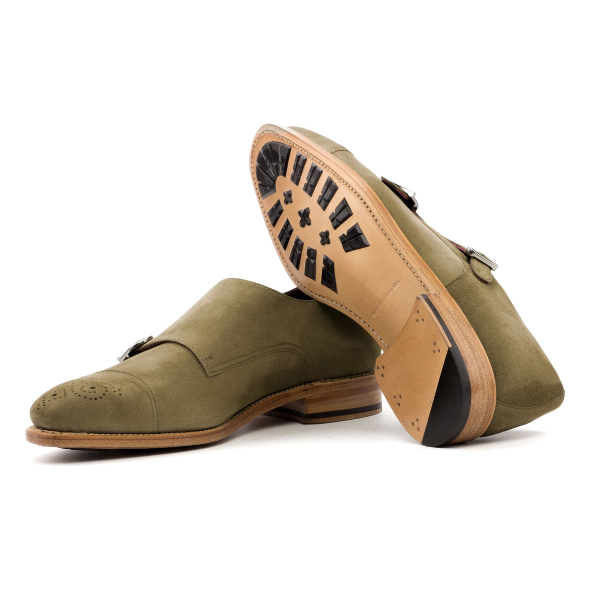 Chaussure double boucle en daim kaki : une chaussure debout, l’autre couchée montre sa semelle