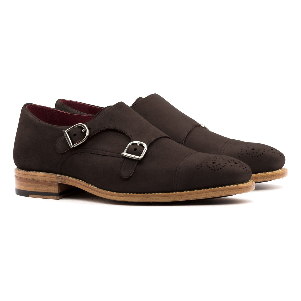 Chaussure double boucle en daim marron foncé, la paire vue de trois quarts avant