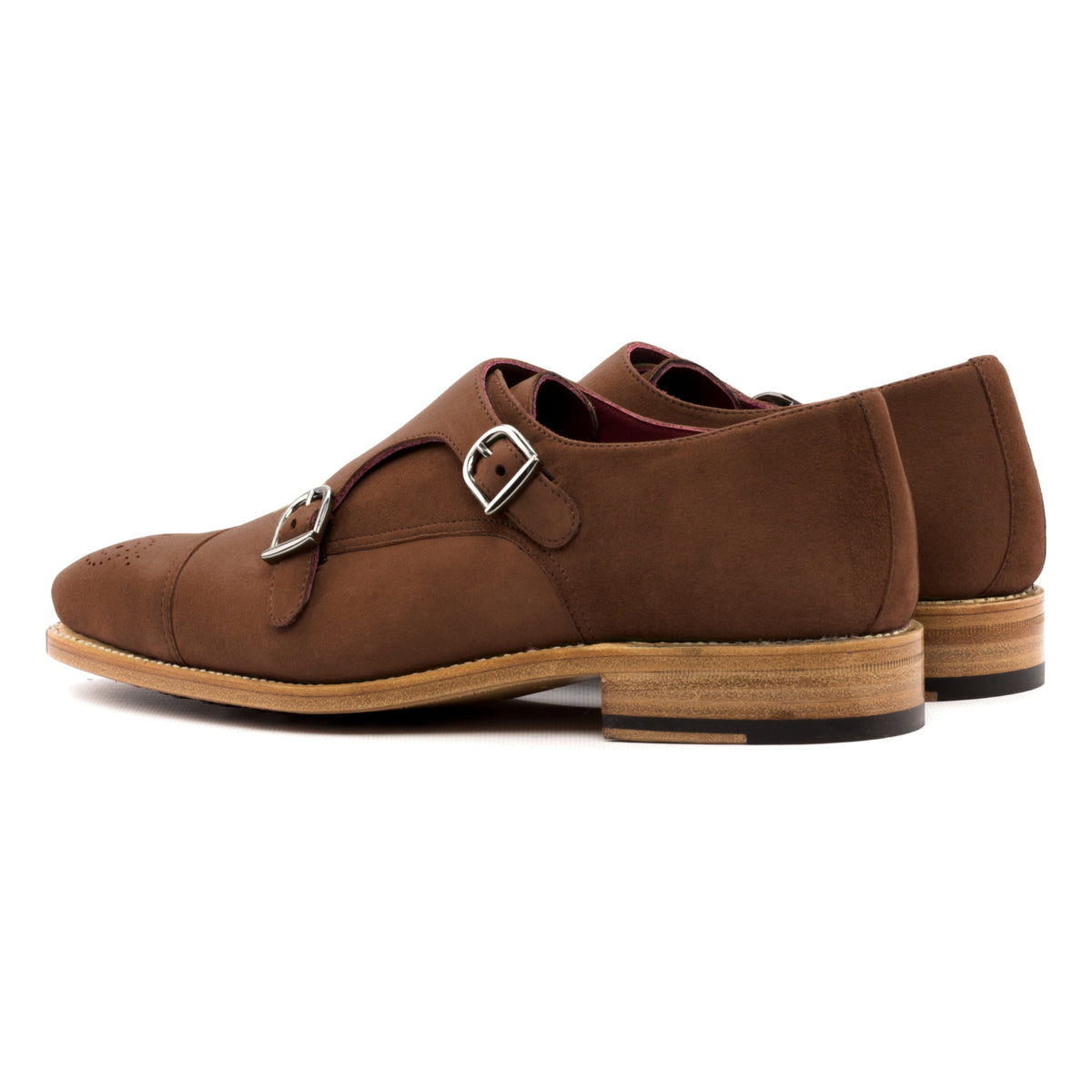 Chaussure double boucle en daim marron moyen, la paire vue de trois quarts arrière