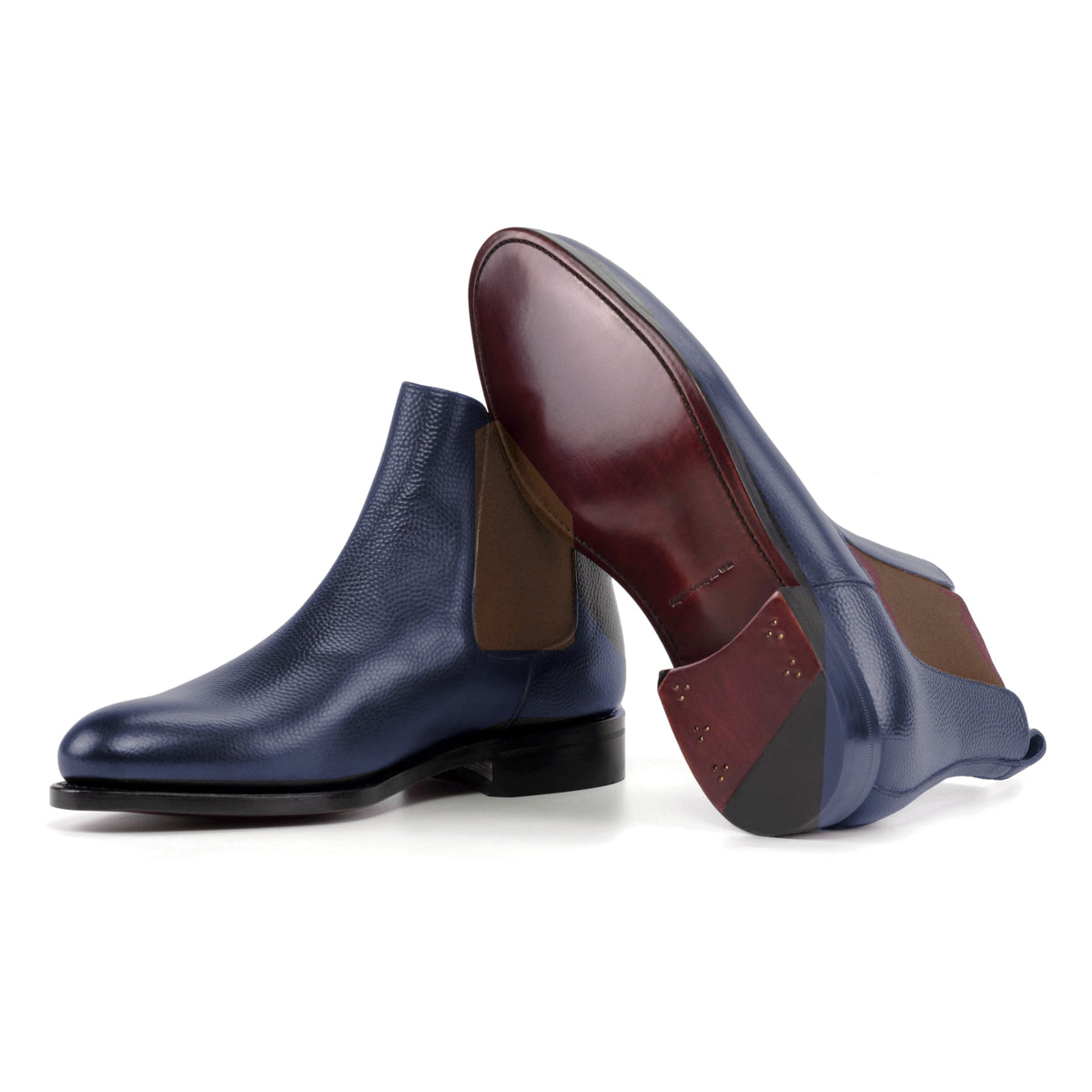 Chelsea Boots en cuir grainé bleu pétrole, semelle cuir : une bottine debout, l’autre couchée montre sa semelle