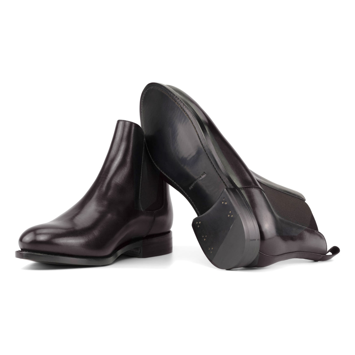Chelsea Boots en cuir sang-de-bœuf, semelle cuir : une bottine debout, l’autre couchée montre sa semelle