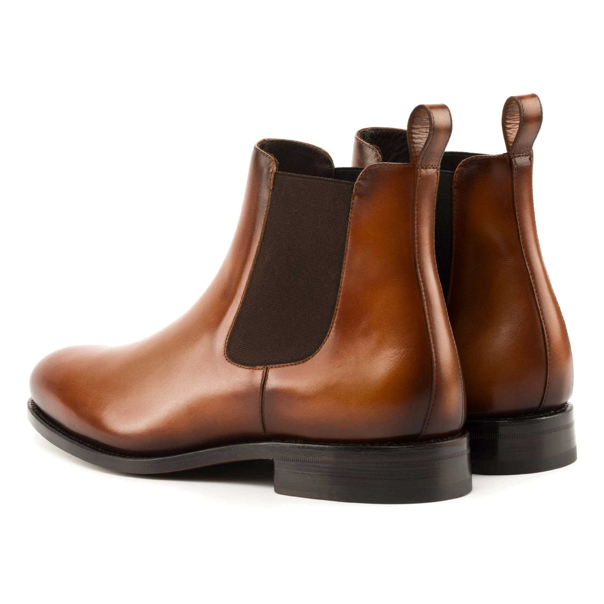 Chelsea Boots en cuir teinté main cognac, la paire vue de trois quarts arrière