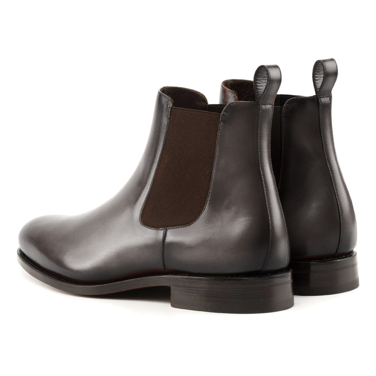Chelsea Boots en cuir teinté main gris, la paire vue de trois quarts arrière