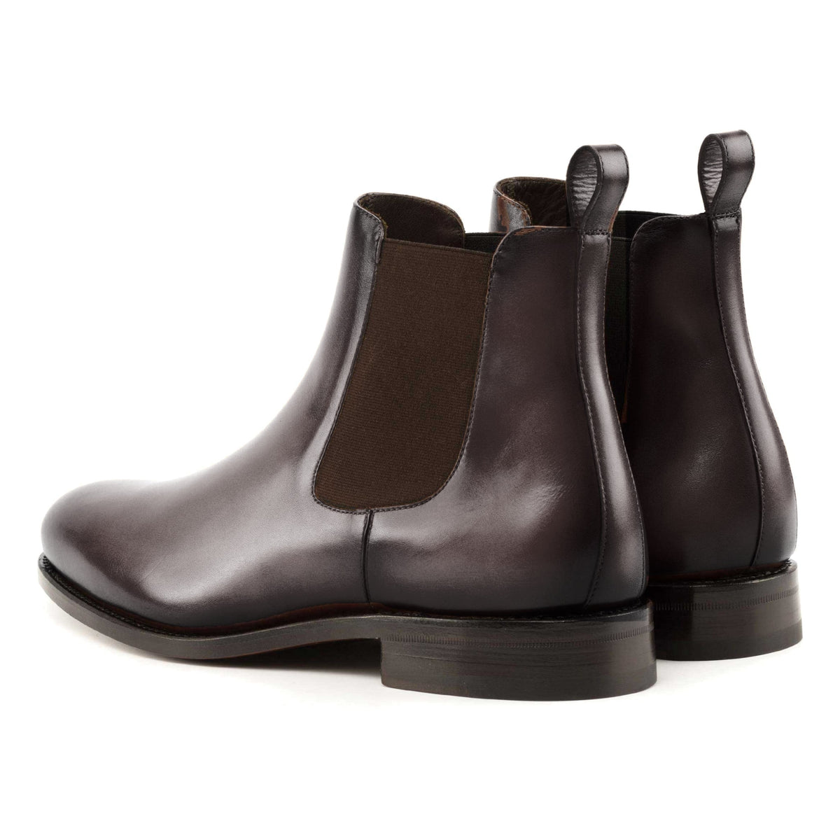 Chelsea Boots en cuir teinté main marron foncé, la paire vue de trois quarts arrière