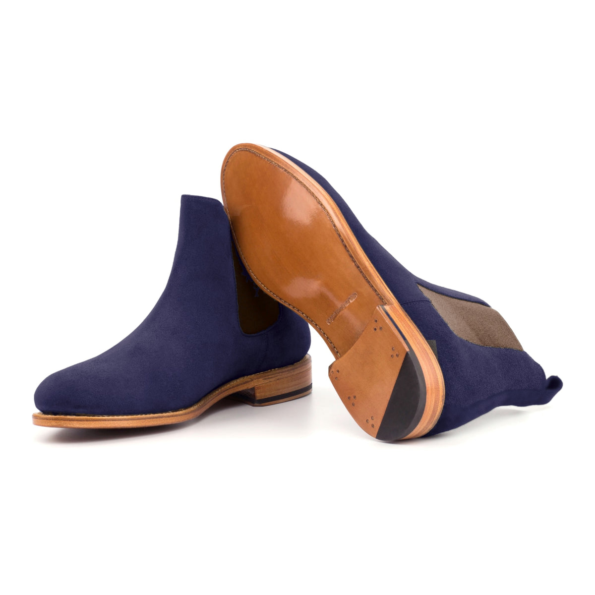 Chelsea Boots en daim de chevreau bleu marine, semelle cuir : une bottine debout, l’autre couchée montre sa semelle
