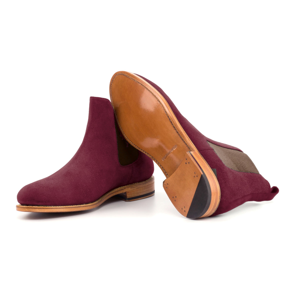 Chelsea Boots en daim de chevreau bordeaux, semelle cuir : une bottine debout, l’autre couchée montre sa semelle