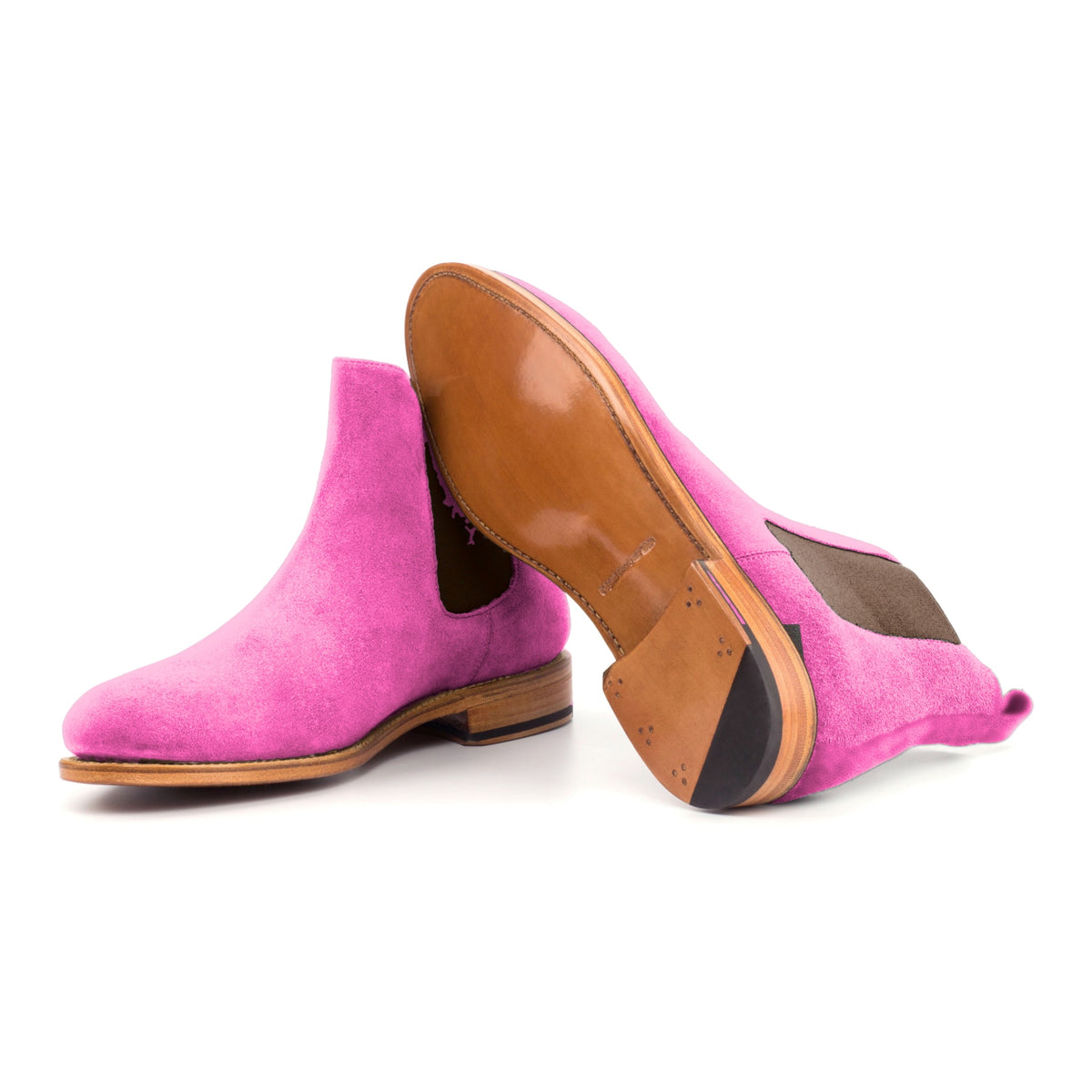 Chelsea Boots en daim de chevreau fuchsia, semelle cuir : une bottine debout, l’autre couchée montre sa semelle