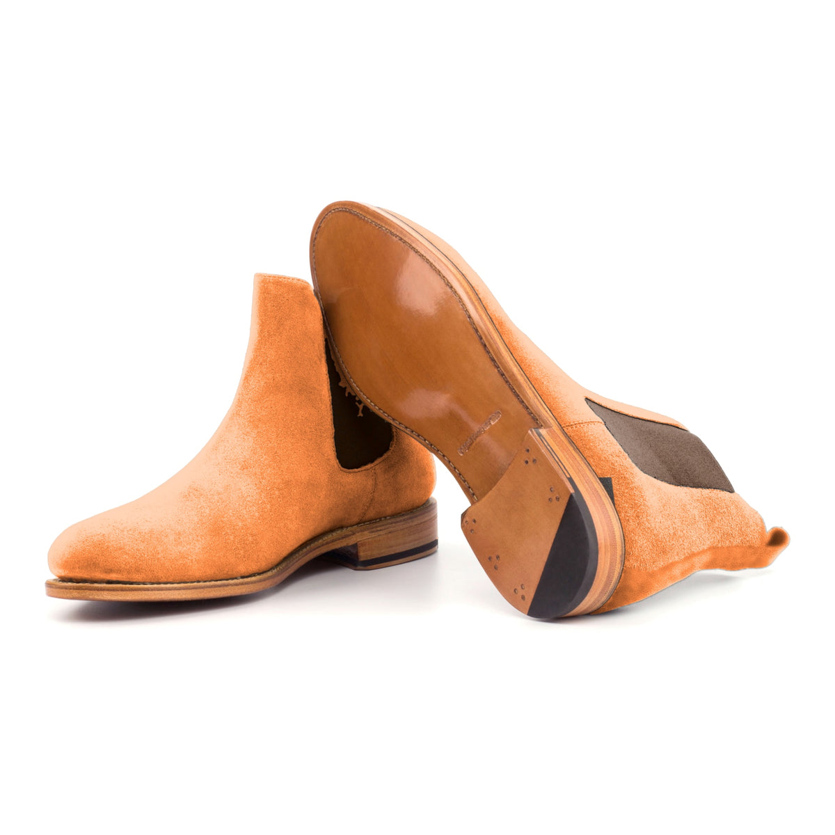 Chelsea Boots en daim de chevreau orange, semelle cuir : une bottine debout, l’autre couchée montre sa semelle