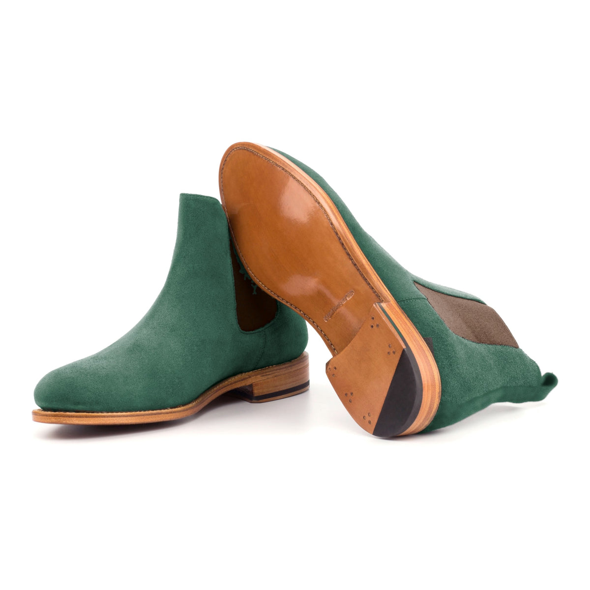 Chelsea Boots en daim de chevreau vert forêt, semelle cuir : une bottine debout, l’autre couchée montre sa semelle