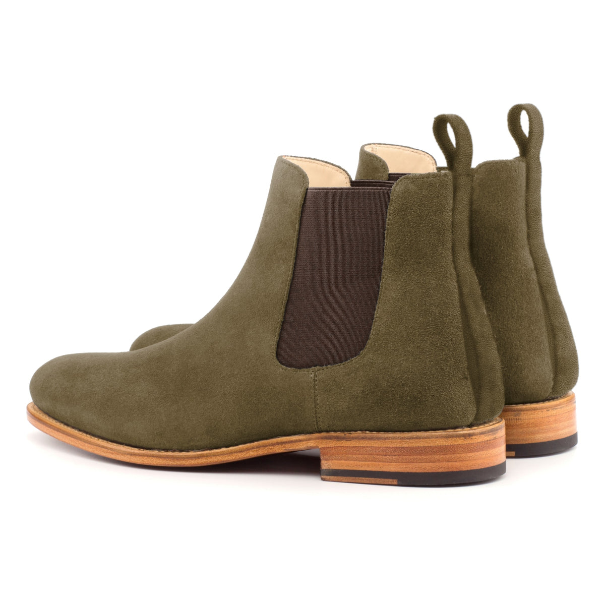 Chelsea Boots en daim kaki, la paire vue de trois quarts arrière