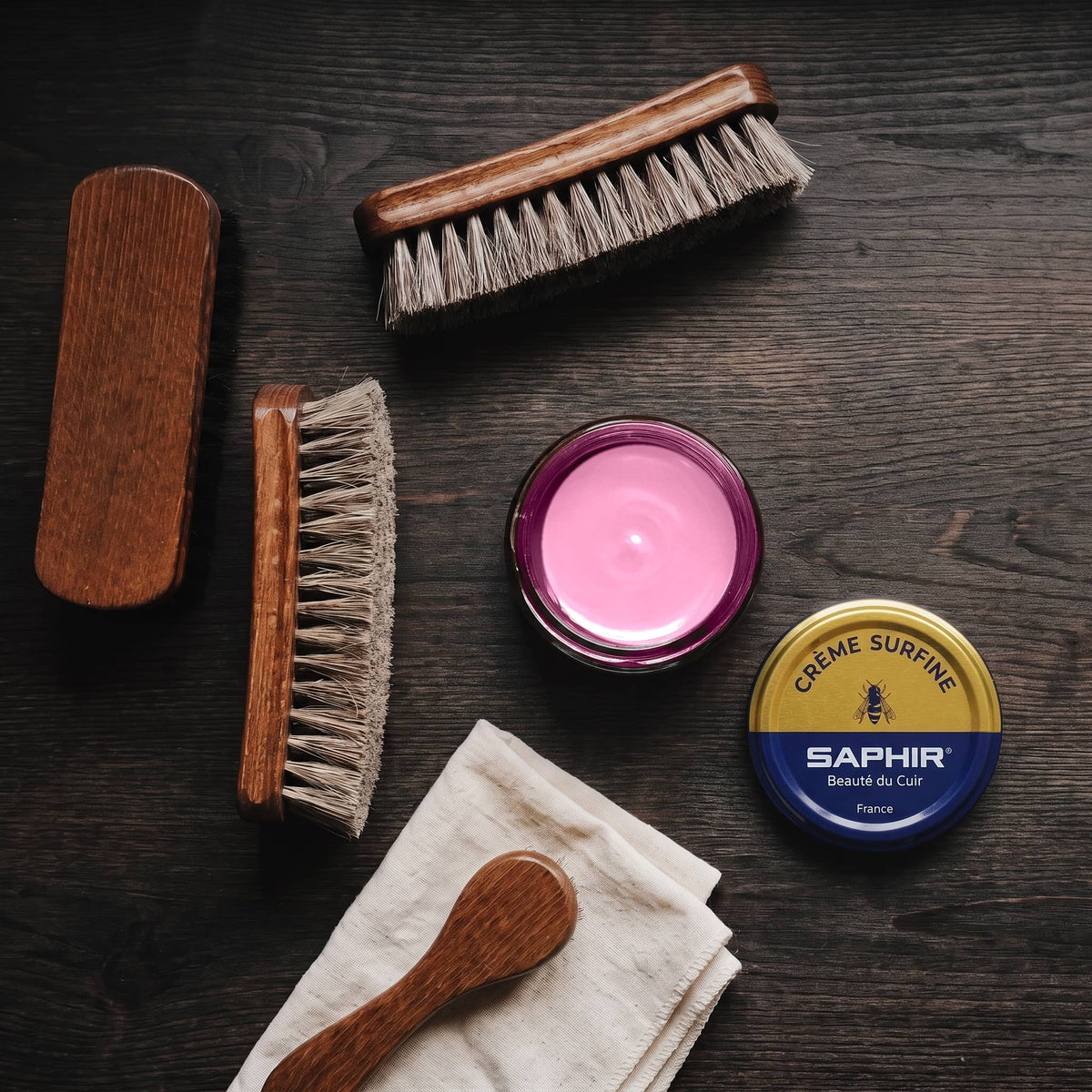 Crème Surfine Saphir Rose Pompadour en pot ouvert, avec des brosses en crin et une chamoisine, vue de dessus