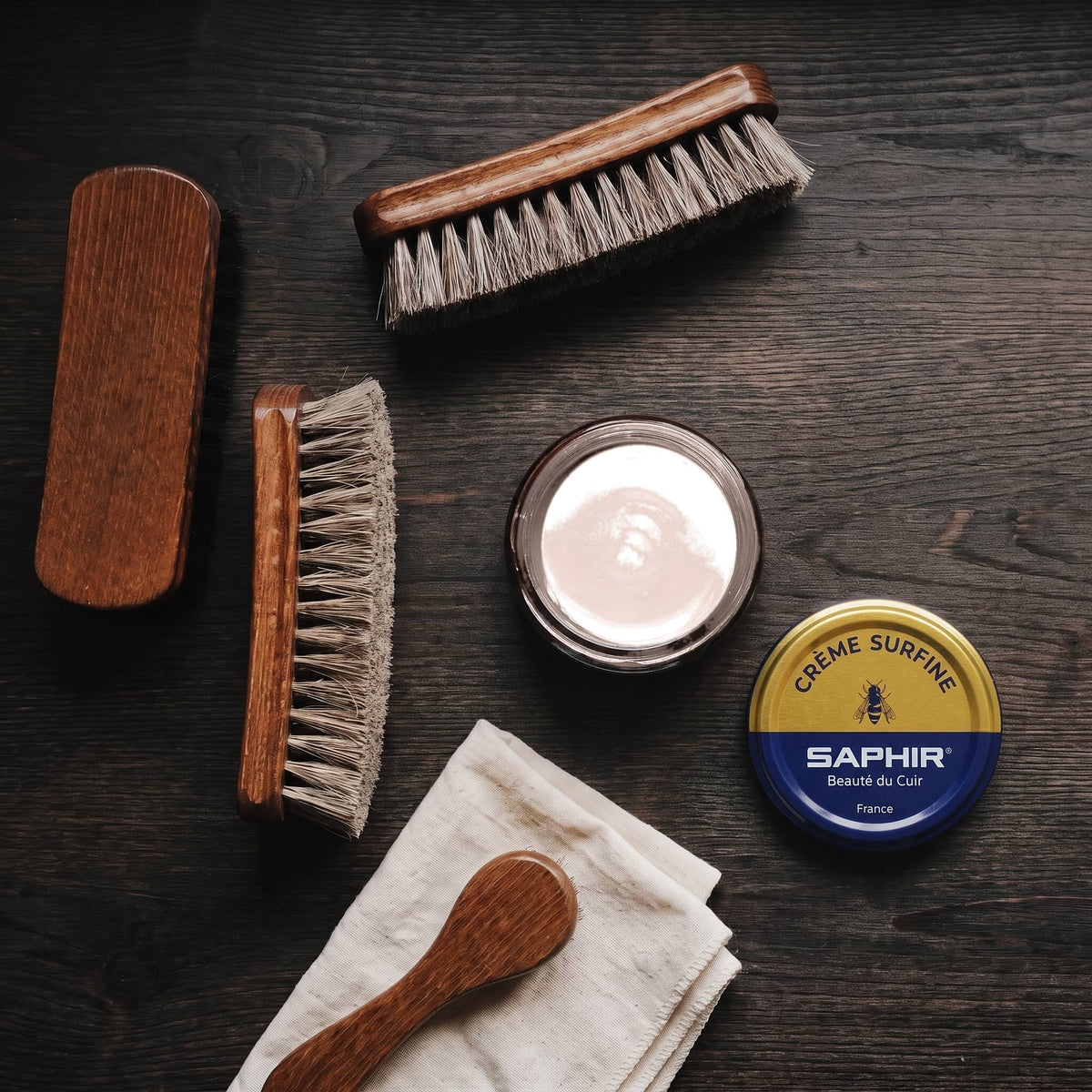 Crème Surfine Saphir Vieux rose en pot ouvert, avec des brosses en crin et une chamoisine, vue de dessus