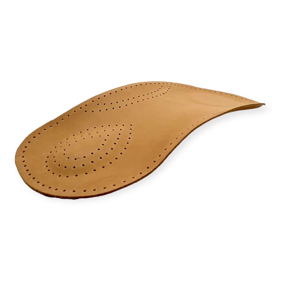 Demi-semelle orthopédique en cuir vue de trois quarts : goutte de perforations à l’avant et voûte qui remonte.