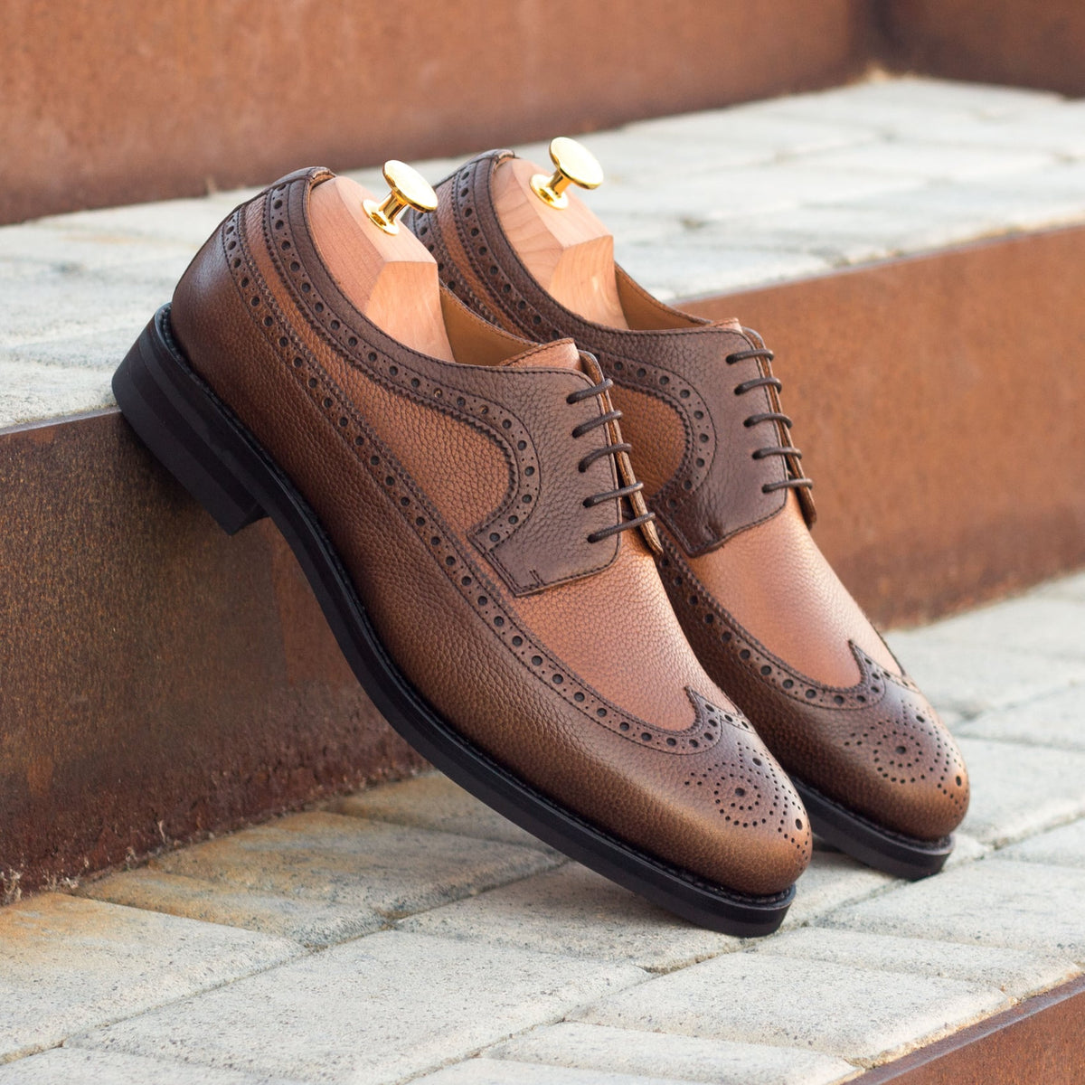 Derby Brogue fleuri en cuir grainé marron foncé et marron moyen - Semelles Dainite – vue 3