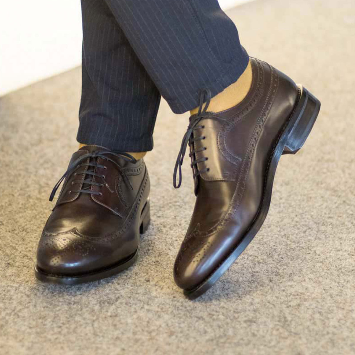 Derby Brogue fleuri en cuir marron foncé – vue 4