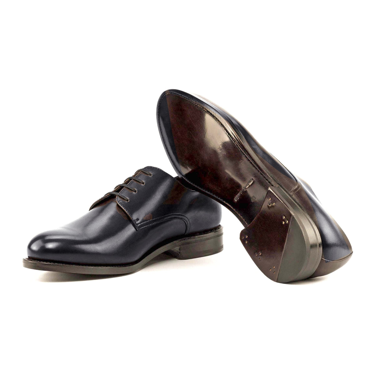 Derby en cuir bleu marine, semelle cuir : une chaussure debout, l’autre couchée montre sa semelle