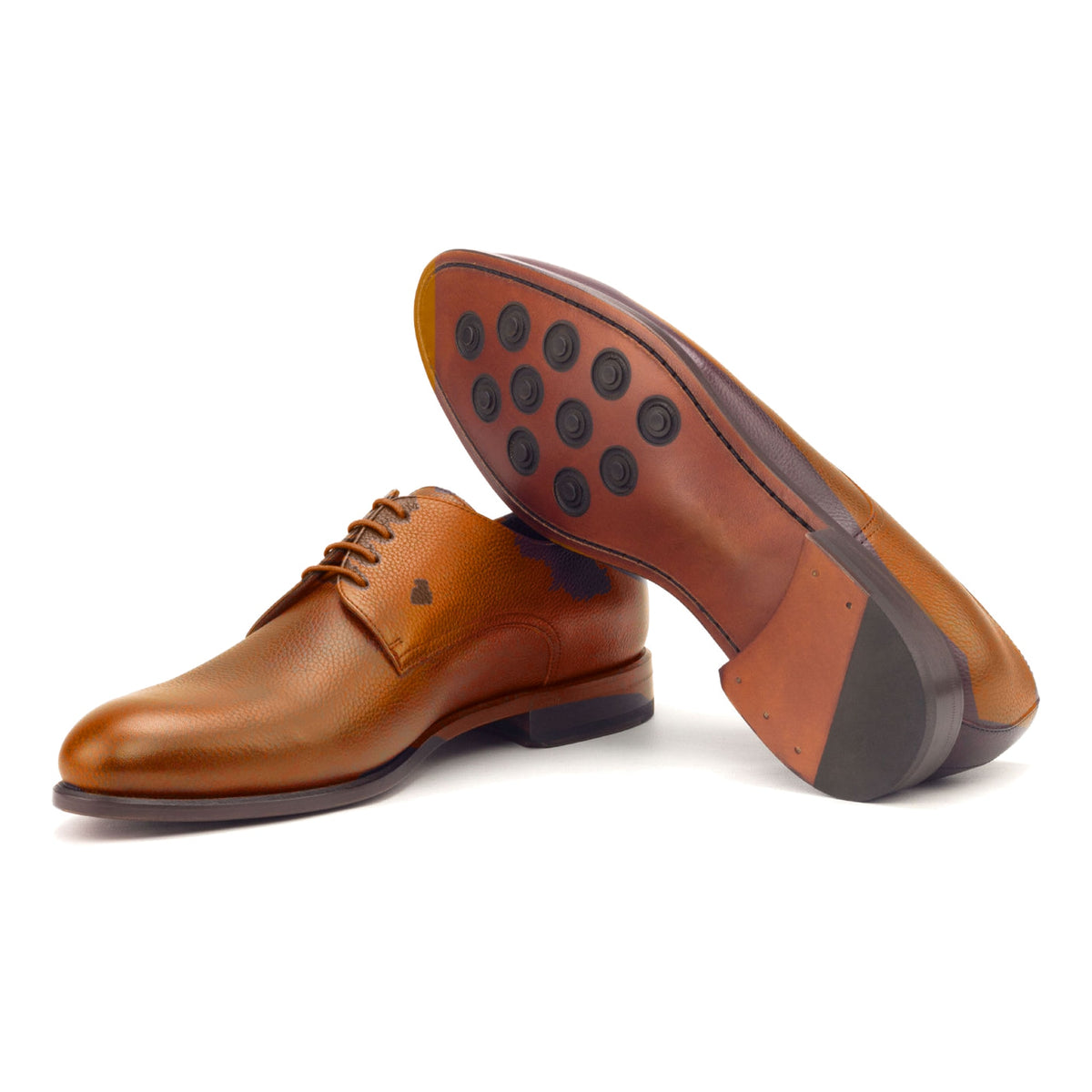 Derby en cuir grainé cognac, semelle cuir Buttons : une chaussure debout, l’autre couchée montre sa semelle