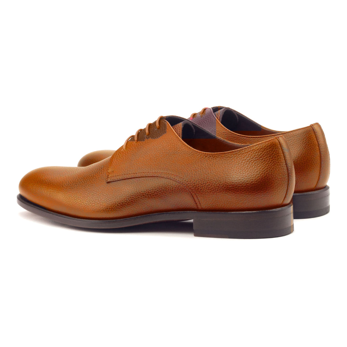 Derby en cuir grainé cognac, la paire vue de trois quarts arrière