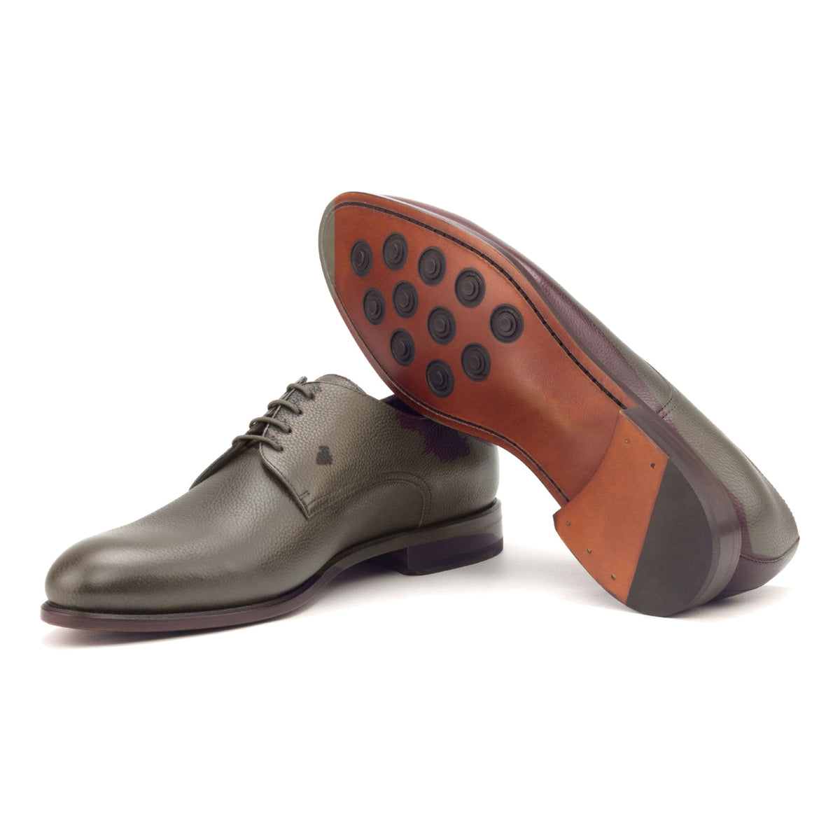 Derby en cuir grainé gris, semelle cuir Buttons : une chaussure debout, l’autre couchée montre sa semelle