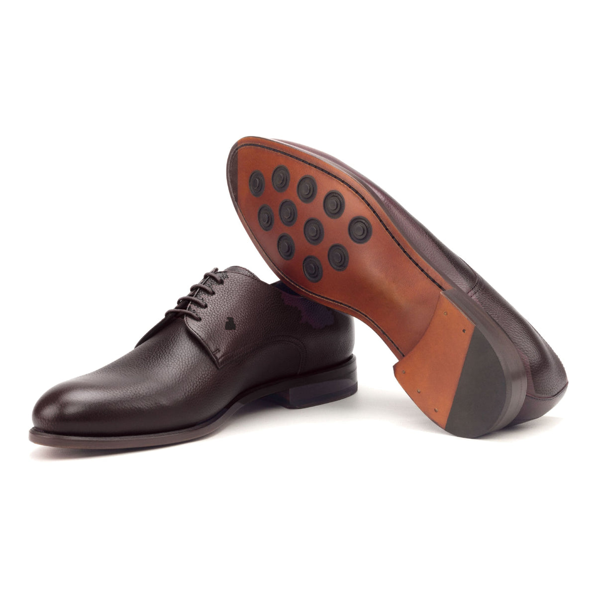Derby en cuir grainé marron foncé, semelle cuir Buttons : une chaussure debout, l’autre couchée montre sa semelle