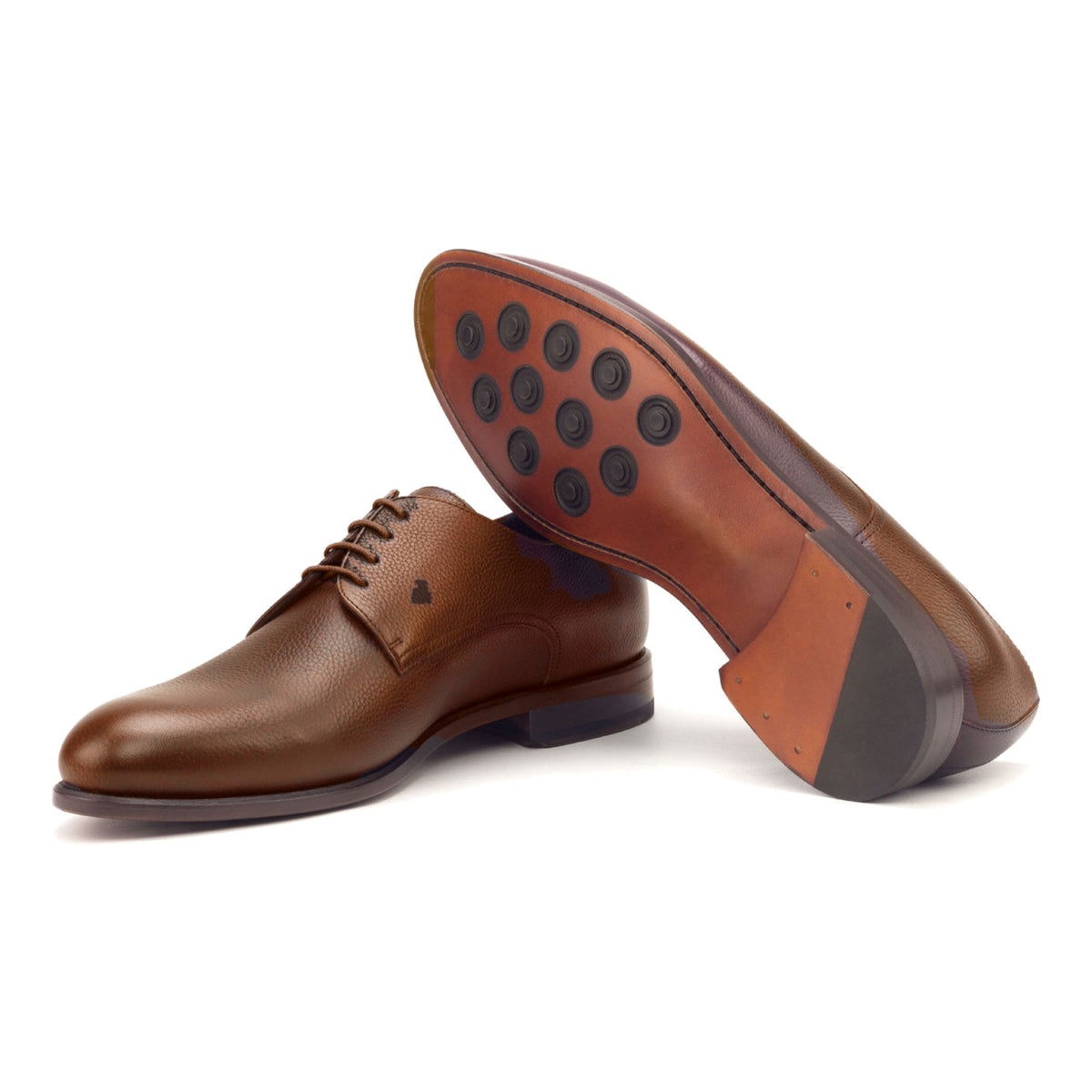 Derby en cuir grainé marron moyen, semelle cuir Buttons : une chaussure debout, l’autre couchée montre sa semelle