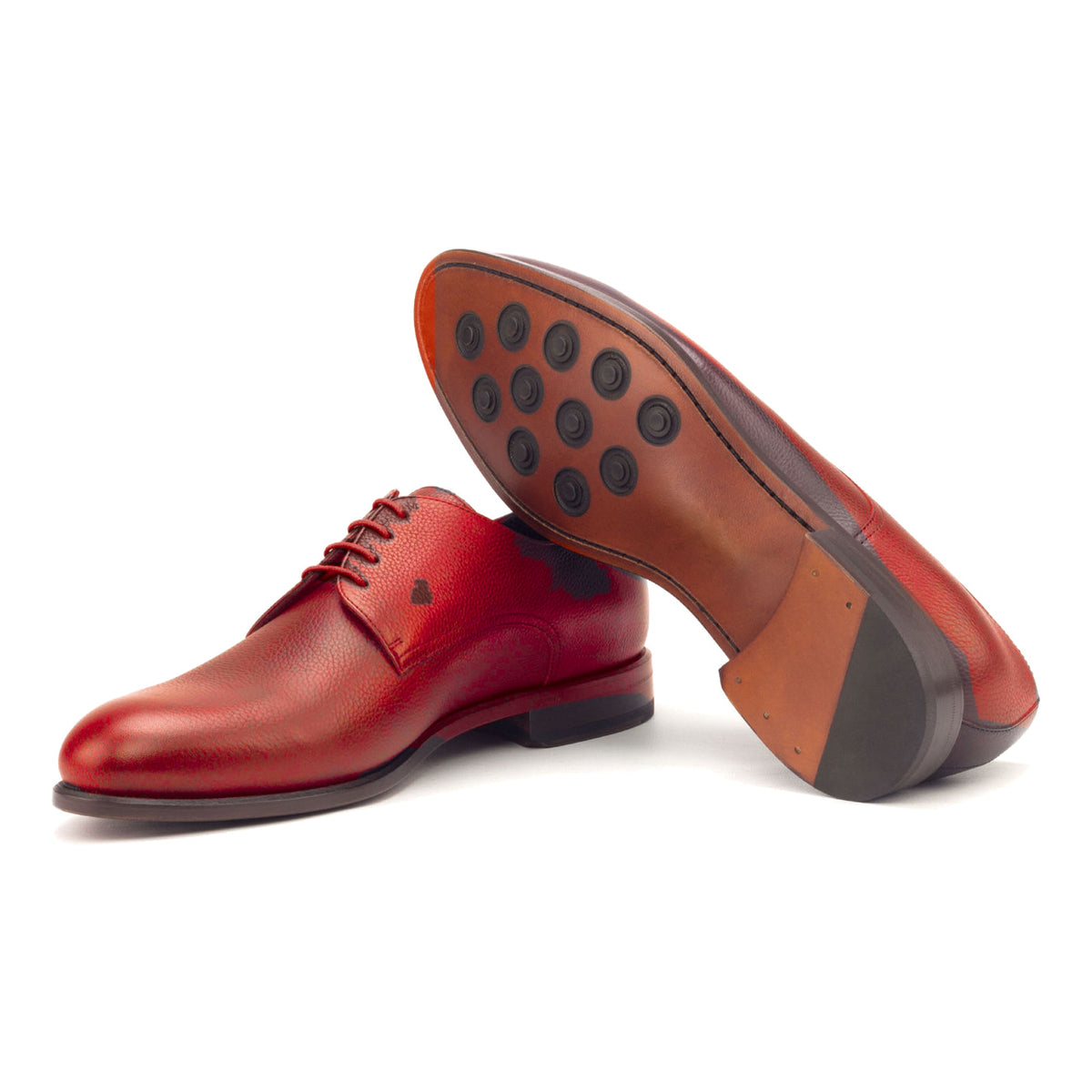 Derby en cuir grainé rouge, semelle cuir Buttons : une chaussure debout, l’autre couchée montre sa semelle